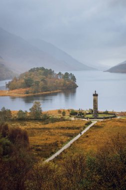 Glenfinnan anıtı (İskoçya), tepeden görünen göl ve dağlar