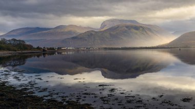 Fort William ve Ben Nevis 'i (İskoçya) aydınlatan yağmurdan sonra güneş ışınları)