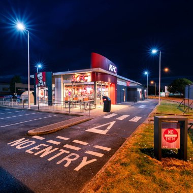 Geceleri fast food restoranından (KFC) boş sürüş