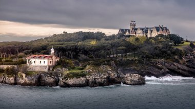 La Cerda (Santander, İspanya) deniz feneri ve saray