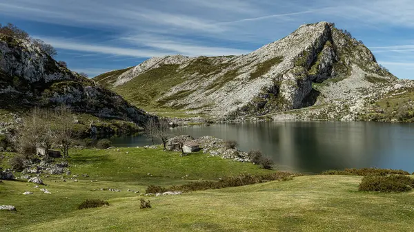 Enol Gölü manzarası (Lagos de Covadonga, İspanya)