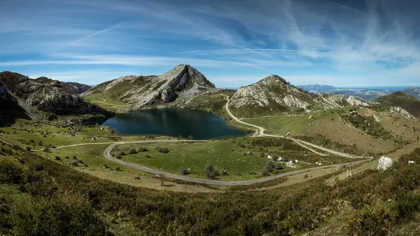 Enol Gölü manzarası (Lagos de Covadonga, İspanya)