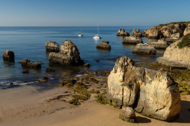 Praia do Vau 'daki kayalıklar ve kaya oluşumları (Portekiz)