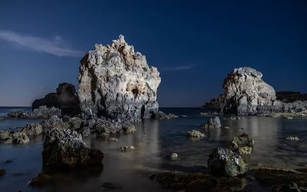 Praia dos Arrifes 'te ay ışığı kayaları (Portekiz)