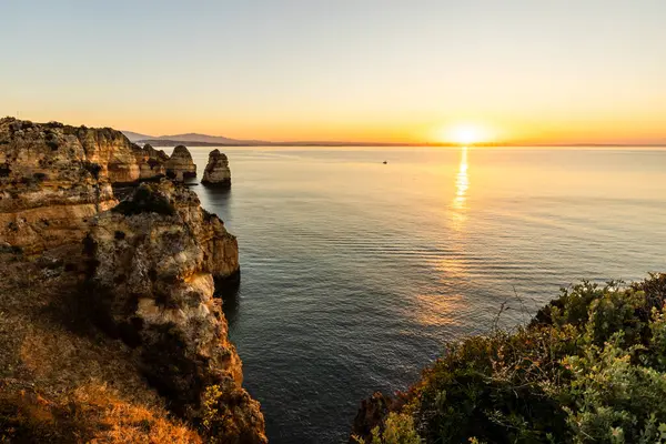 Ponta da Piedade (Portekiz) kayalıklarını aydınlatan huzurlu gündoğumu)