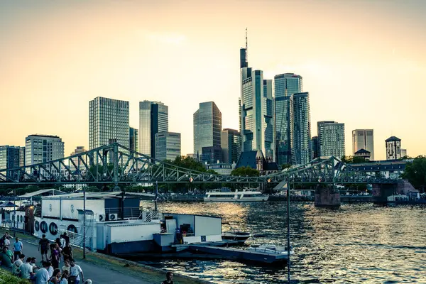 Günbatımında Skyline Frankfurt Am Main (Almanya)