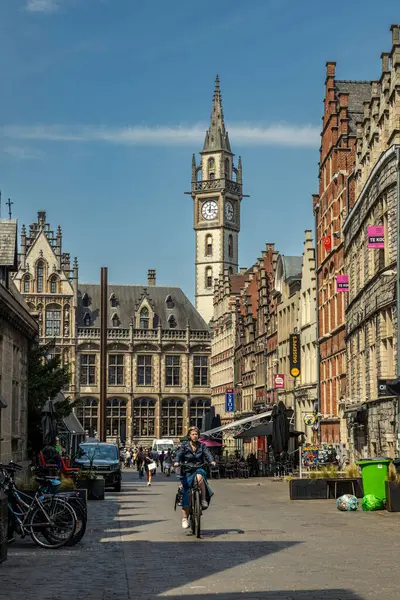 Gent 'te bisikletçilerin ve binaların olduğu tipik sokak sahneleri (Belçika)