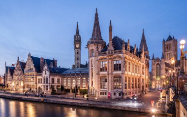 Graslei Rıhtımı Gent 'te mavi saatte (Belçika)