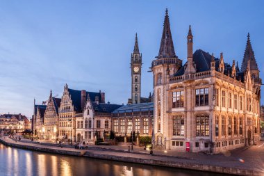 Graslei Rıhtımı Gent 'te mavi saatte (Belçika)