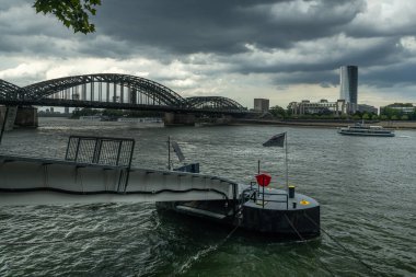 Köln 'deki Rhein Nehri üzerindeki Hohenzollern Köprüsü (Koln, Almanya)