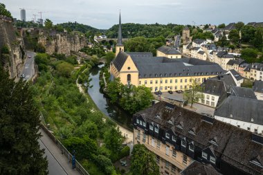 Saint-Jean-du-Grund Kilisesi Alzette nehri kenarında.