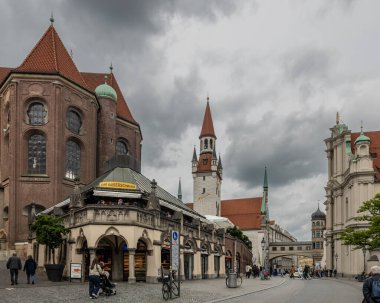 Viktualienmarkt Münih 'teki Old City Hall' a gidiyor (Münih, Almanya)