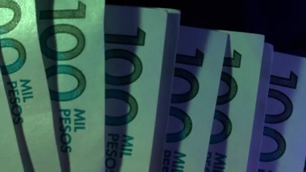 Kolumbiai Pénz Peso Számlák Kolumbiai Bankjegyek Záródnak Kontrasztos Fényben — Stock videók