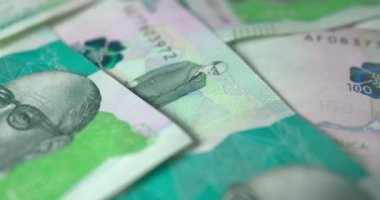 Kolombiya para pesoları 4K masasında sergileniyor.