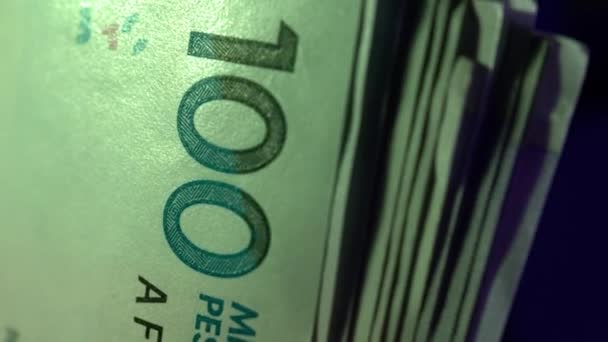 Kolumbijskie Pieniądze Pesos Rachunki Zamknąć Kontrastującym Świetle Liczenia — Wideo stockowe