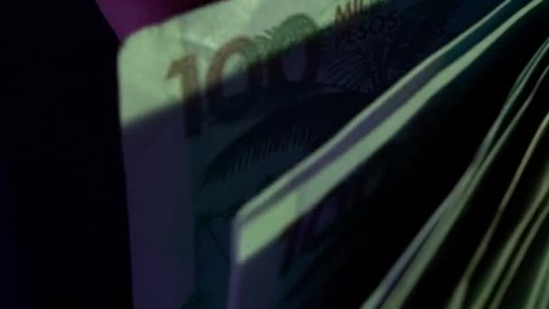 コロンビアのマネーペソ紙幣は対照的な光のカウントで閉じます — ストック動画