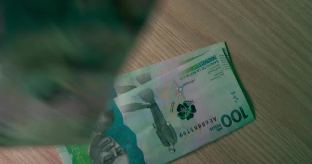Kolumbiai Pénzes Peso Számlák Hullanak Forgó Asztalra Cop — Stock videók