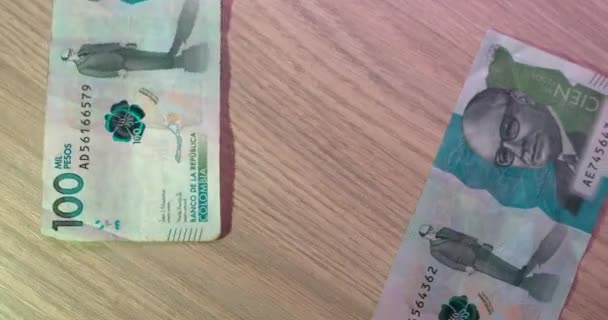 哥伦比亚比索钞票掉在一张旋转桌子上 与Cop 4K形成鲜明对比 — 图库视频影像