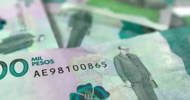 コロンビアのマネーペソ紙幣がテーブルCop4Kに落ちる — ストック動画