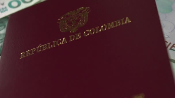 Kolumbijski Paszport Zbliżenie Kolumbijskie Pieniądze Cop — Wideo stockowe