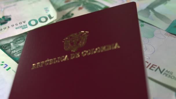 Pasaporte Colombiano Cámara Lenta Sobre Dinero Colombiano Cop — Vídeo de stock