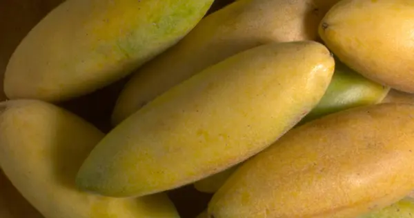 Curubas grubu masanın üstünde.