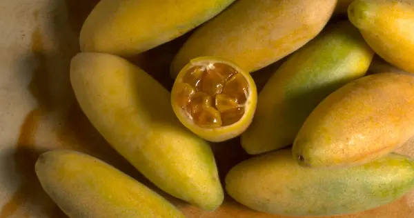 Curubas grubu masanın üstünde.