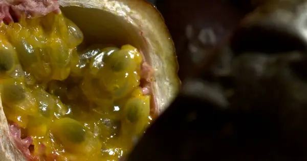 Bir grup açık Gulupa yakın çekim masasında.