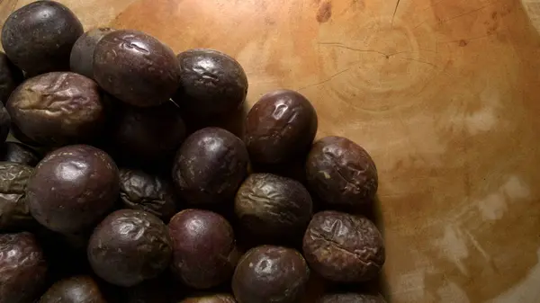 Bir grup Gulupa masanın üzerinde.