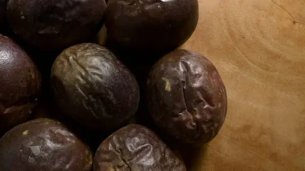 Bir grup Gulupa masanın üzerinde.