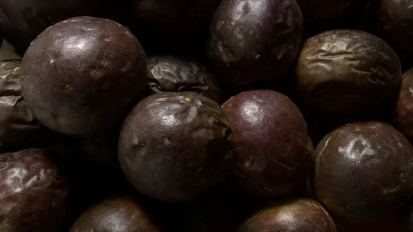 Bir grup Gulupa masanın üzerinde.