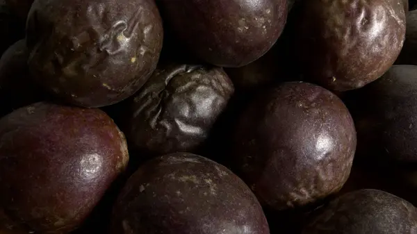 Bir grup Gulupa masanın üzerinde.