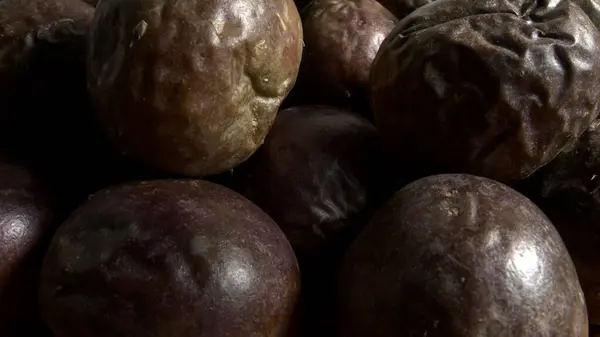 Bir grup Gulupa masanın üzerinde.