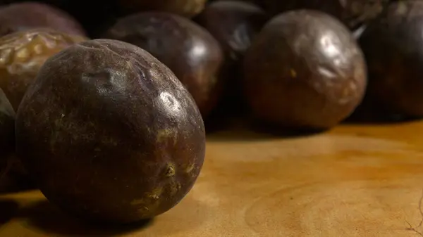 Bir grup Gulupa masanın üzerinde.