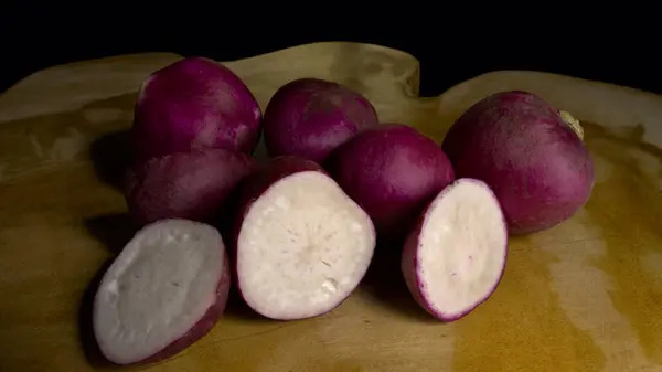 Tahta bir masada taze kesilmiş turp.