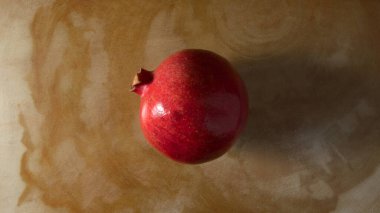 Kırsal ahşap bir masada nar.