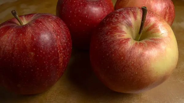 Ahşap bir masada Gala elmaları grubu