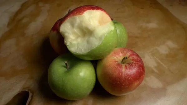 Tahta bir masada yeşil elma grubu.