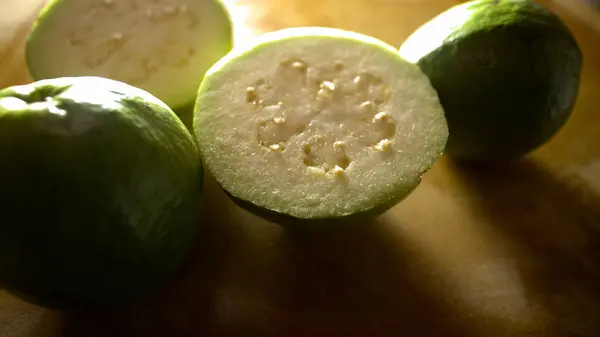 Elmalı guava 'nın yakın çekimi ahşap bir masada.