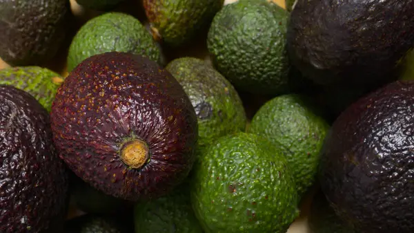 Tahta bir masada Haas avokadosu grubu.