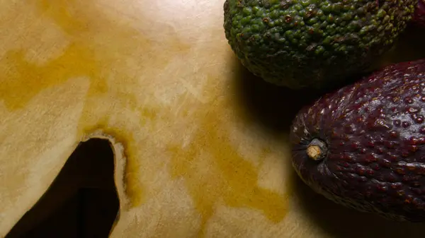 Ahşap bir masada avokado yakın çekim