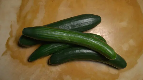 Tahta bir masanın üzerinde bir grup Avrupalı salatalık