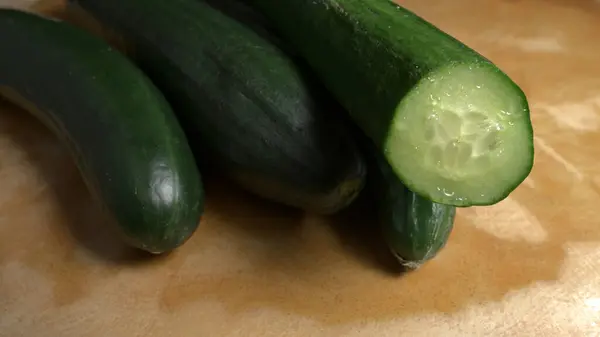 Ahşap bir masada dilimlenmiş Avrupa salatalığının yakın çekimi