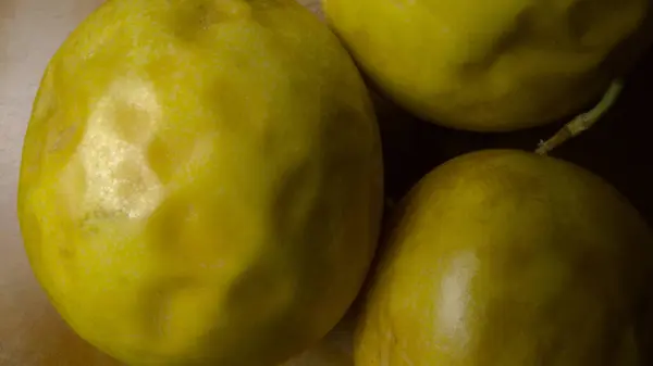 Çarkıfelek meyveleri ahşap bir masaya yakın çekim yapar.