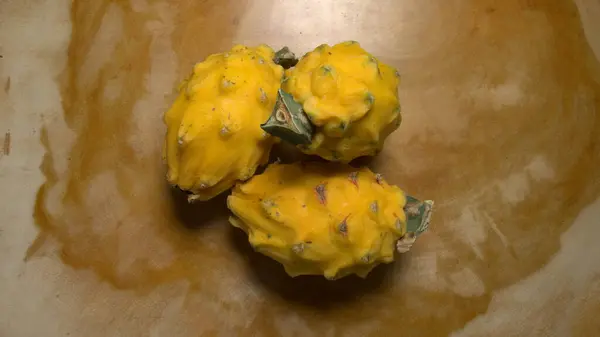 Tahta masada bir grup ejderha meyvesi.