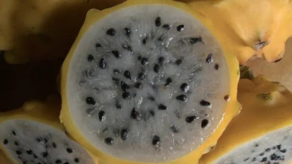 Dilimlenmiş ejderha meyvesi yakın çekim üst görünümü