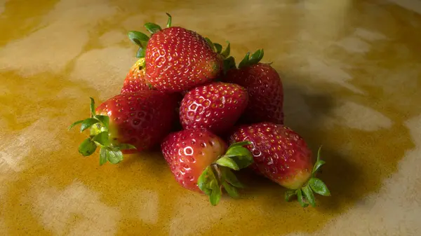 Kırsal ahşap bir masada çilekler