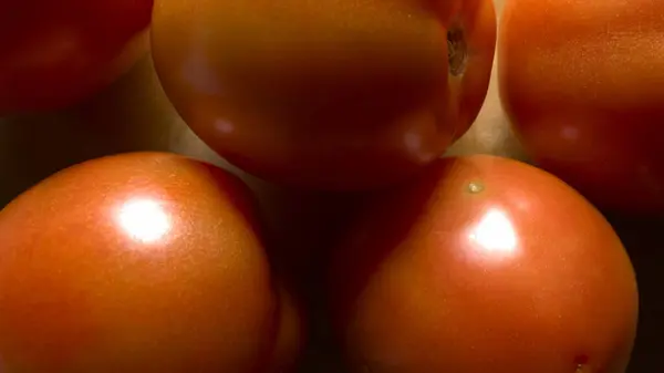 Ahşap masadaki bir grup domates yakın plan.