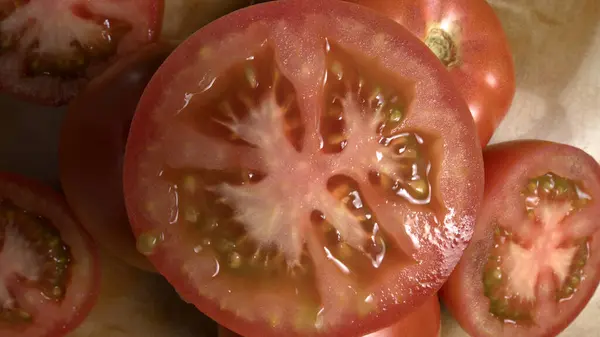 Dilimlenmiş Chonto domates merkezini ahşap bir masada yakın plan çek.