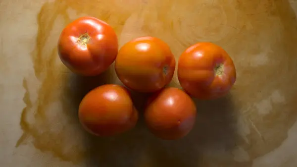 Tahta masadaki bir grup domates.